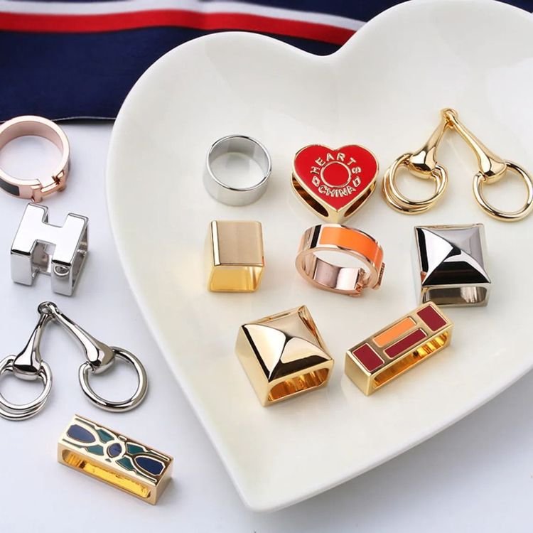 A variety of scarf buckle